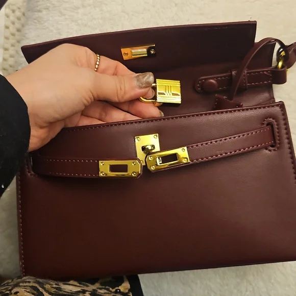 Elegant Brown Leather Shoulder Bag - Picture 4 of 6